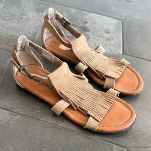 Minnetonka Maui Women's Beige Fringe Suede Sandals Size 6